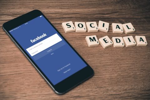 学生在户外用手机访问郑州大学信息门户移动App，阳光下屏幕显示清晰的课表界面，操作流畅便捷