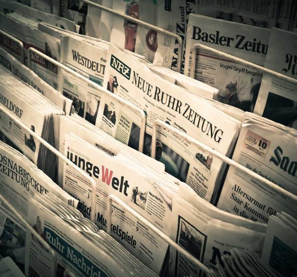 郑州大学信息门户团队成员在白板前讨论信息分类结构，白板上贴着彩色便签与手绘流程箭头，气氛轻松